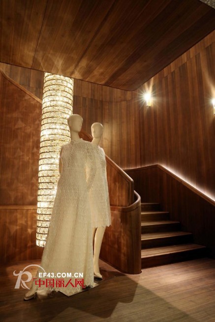 巴黎蒙田大道VALENTINO旗舰店重装开业 春季洋装上市