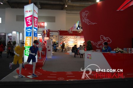 李宁童装首次全新独立形象盛装亮相CHIC