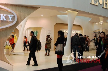 依贝奇魅力女装亮相2013CHIC 细节铸就品牌