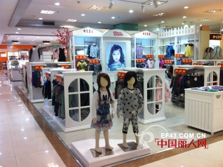 快乐丘比时尚童装低碳型店铺形象展示
