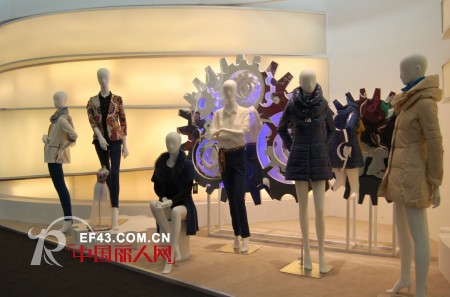 娅丽达女裤盛装出席CHIC 弹奏清浅音符