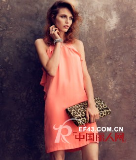 H&M快时尚品牌依旧火爆 荷叶边袖口春夏穿出律动感