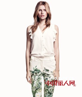 H&M快时尚品牌依旧火爆 荷叶边袖口春夏穿出律动感