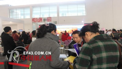 由叮当猫童装赞助的“中国童装行业发展论坛”展位场面火爆