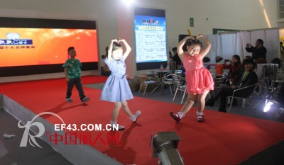 由叮当猫童装赞助的“中国童装行业发展论坛”展位场面火爆