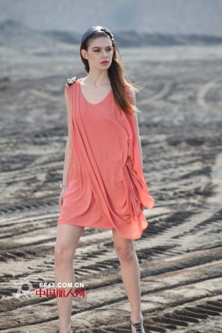 她之曲女装 不规则剪裁绽放无限风采