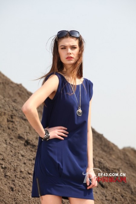 她之曲品牌女装 极简风连衣裙穿出硬朗Look