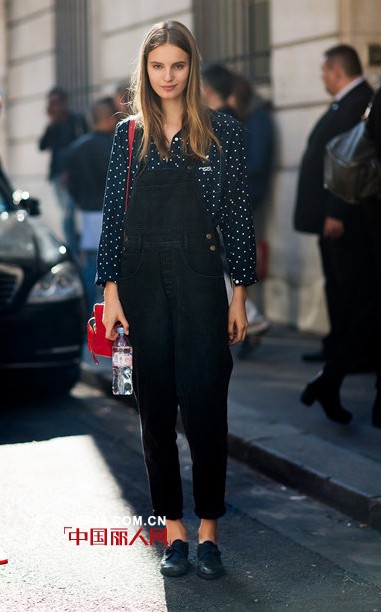 围裙衫时尚变革引围观 街拍潮人都做“妙厨娘”