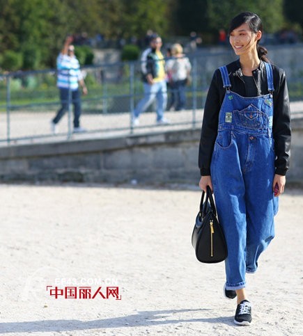 围裙衫时尚变革引围观 街拍潮人都做“妙厨娘”