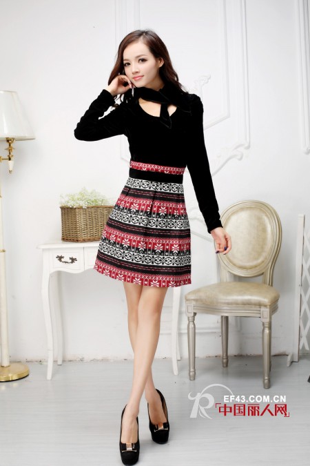 玩味拼接打造绚丽连衣裙 容悦女装倾情呈现