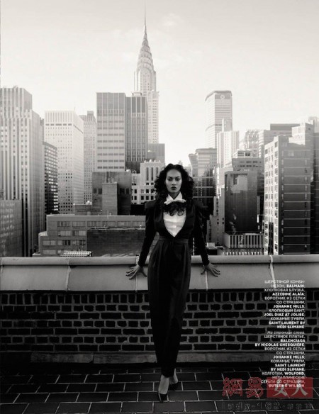 第一超模Joan Smalls黑丝美腿上演极致诱惑