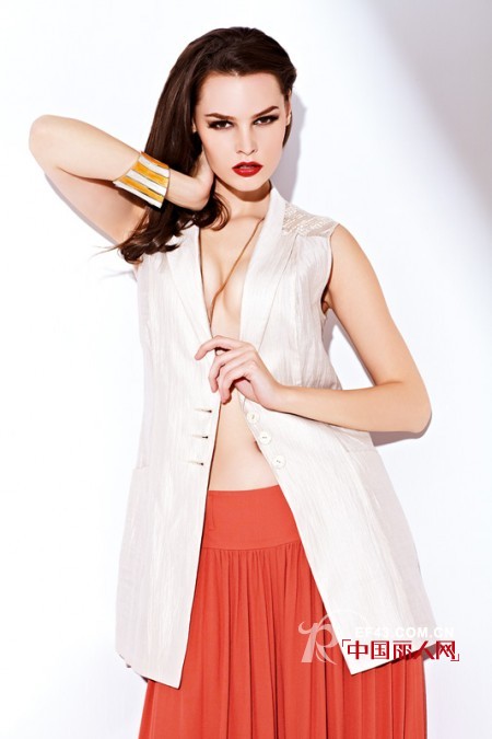 嘉彩女装橙色单品席卷你的衣橱