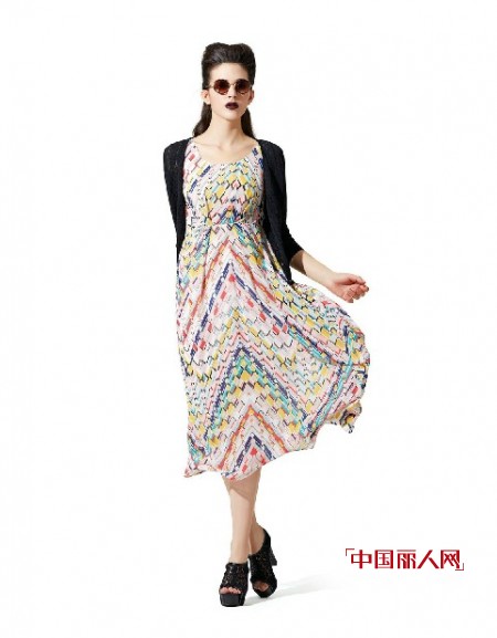 蓝色倾情女装 色彩拼接穿出层次感