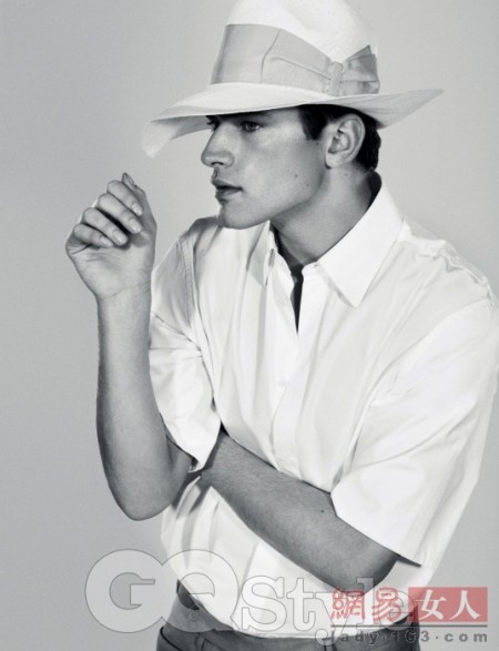 顶级男模Sean Opry一展炫彩夏日风 潮范十足