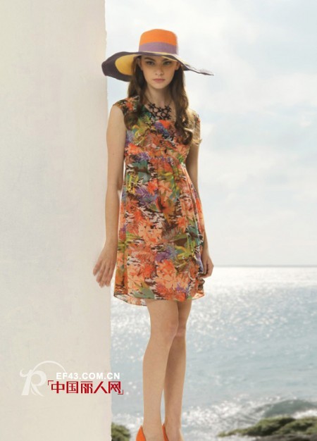 佳莉丝品牌女装 美艳印花裙独领风骚