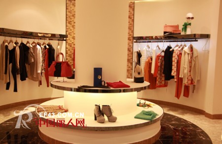 嘉彩女装品牌暖色系店铺风格 吸引消费者眼球