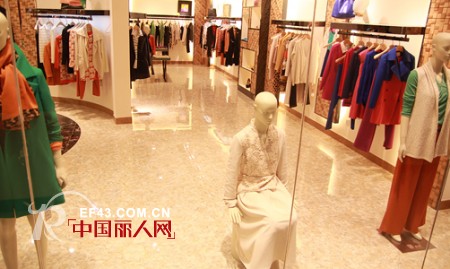 嘉彩女装品牌暖色系店铺风格 吸引消费者眼球