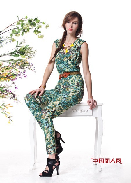 晴迷桂莉品牌女装 天然碎花的霸气穿法