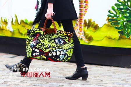 鬼脸包可爱又好玩 或成新一季潮流单品