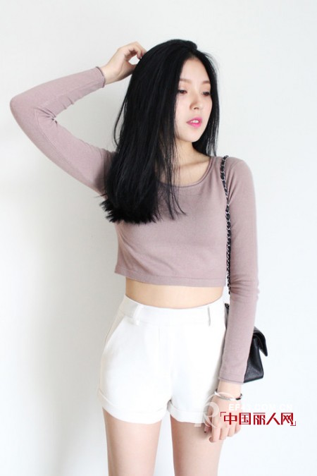 春日展现性感利器单品 新潮露脐装来袭