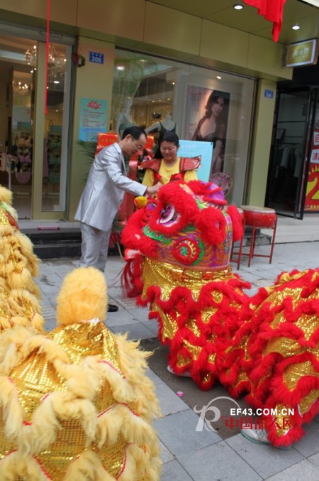热烈祝贺迪芬娜平湖验证店隆重开业