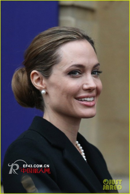 朱莉伦敦会晤政要 着黑色OL战衣变气场女王