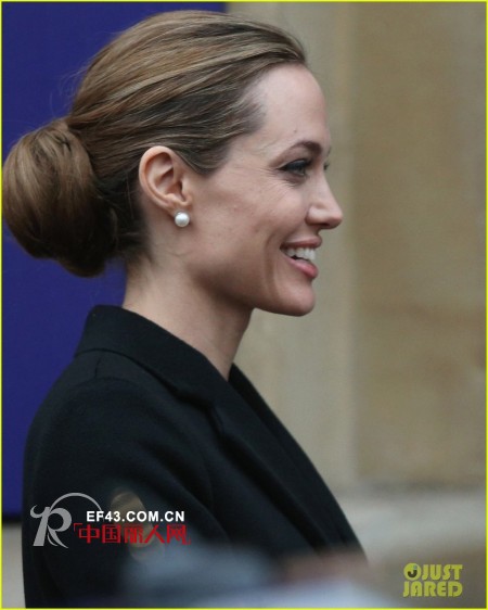 朱莉伦敦会晤政要 着黑色OL战衣变气场女王