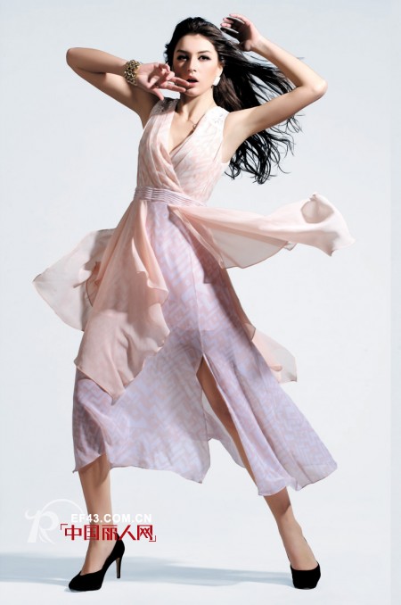 缤蔓女装多层次剪裁 打造夏季优雅可人儿