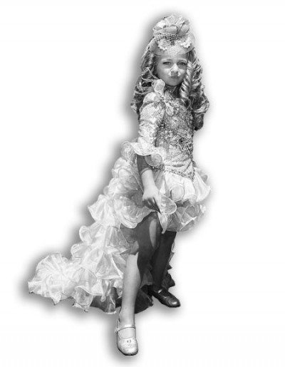 美国6岁百万富妞生活奢侈  其母被批“借女敛财”