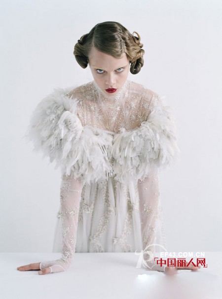 奇特风格高级定制大片尽显诡异风范