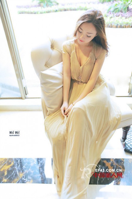 长裙随风摇摆 穿出飘逸范儿你最吸睛