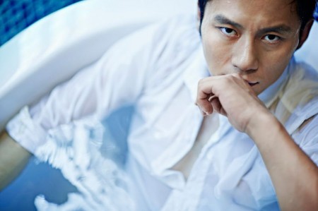 李晨浴室写真曝光 腹肌紧实大展人鱼线