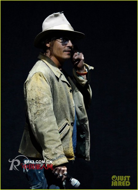 约翰尼德普登台宣传 复古装尽显不羁熟男魅力