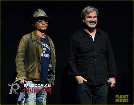 约翰尼德普登台宣传 复古装尽显不羁熟男魅力