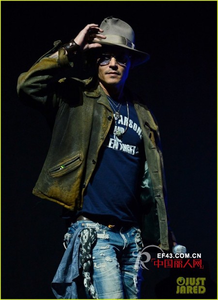 约翰尼德普登台宣传 复古装尽显不羁熟男魅力