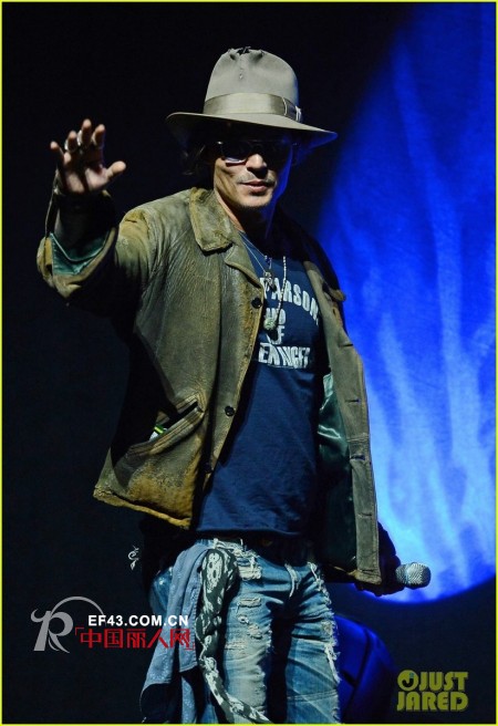 约翰尼德普登台宣传 复古装尽显不羁熟男魅力