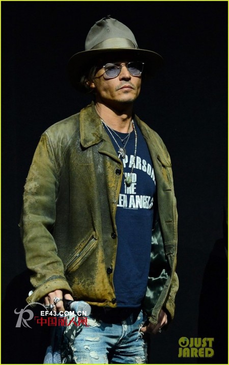 约翰尼德普登台宣传 复古装尽显不羁熟男魅力