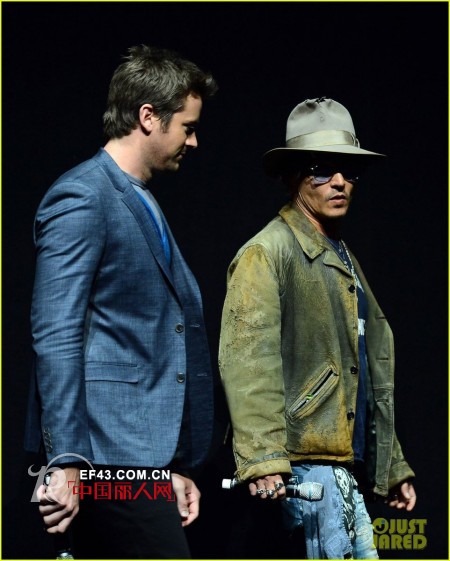 约翰尼德普登台宣传 复古装尽显不羁熟男魅力