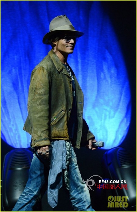 约翰尼德普登台宣传 复古装尽显不羁熟男魅力