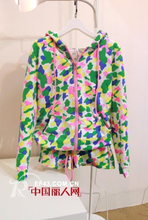 春夏卫衣当道 炫彩潮范儿吸睛搭