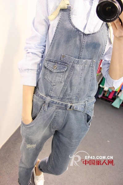 可爱俏皮背带裤 立刻变身马里奥