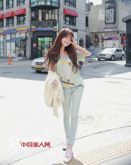 简单T恤不简单穿法 日韩MM教你穿搭不出错