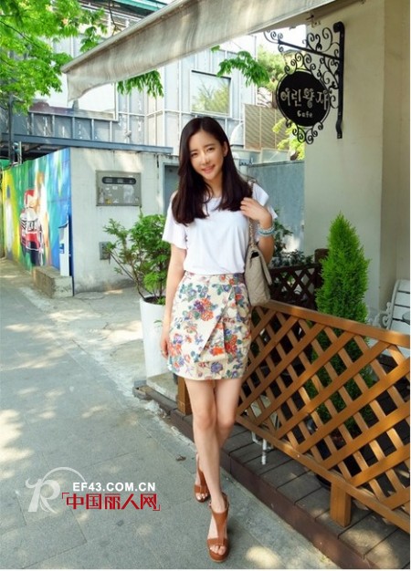 简单T恤不简单穿法 日韩MM教你穿搭不出错