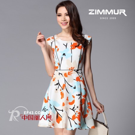 走入Zimmur女装连衣裙的缤纷夏季