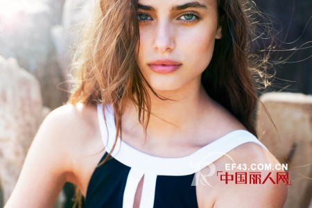 泰勒希尔比基尼写真演绎热辣海岛风情