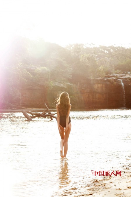 泰勒希尔比基尼写真演绎热辣海岛风情