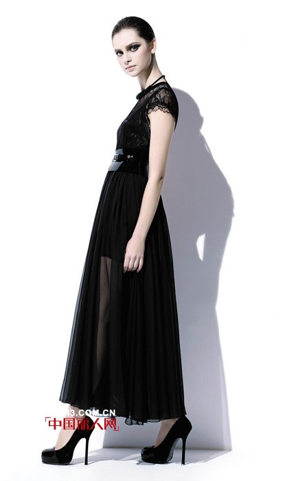 本伊品牌女装  炫酷黑色机车风