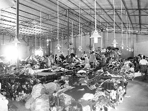 黑服装加工窝点将废旧衣服改头换面打包重新销售