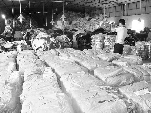 黑服装加工窝点将废旧衣服改头换面打包重新销售