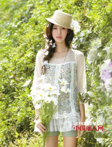 素言女装怀旧印花打造复古时尚